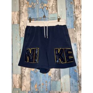RETRO NIKE NAVY SWEATSHORTS